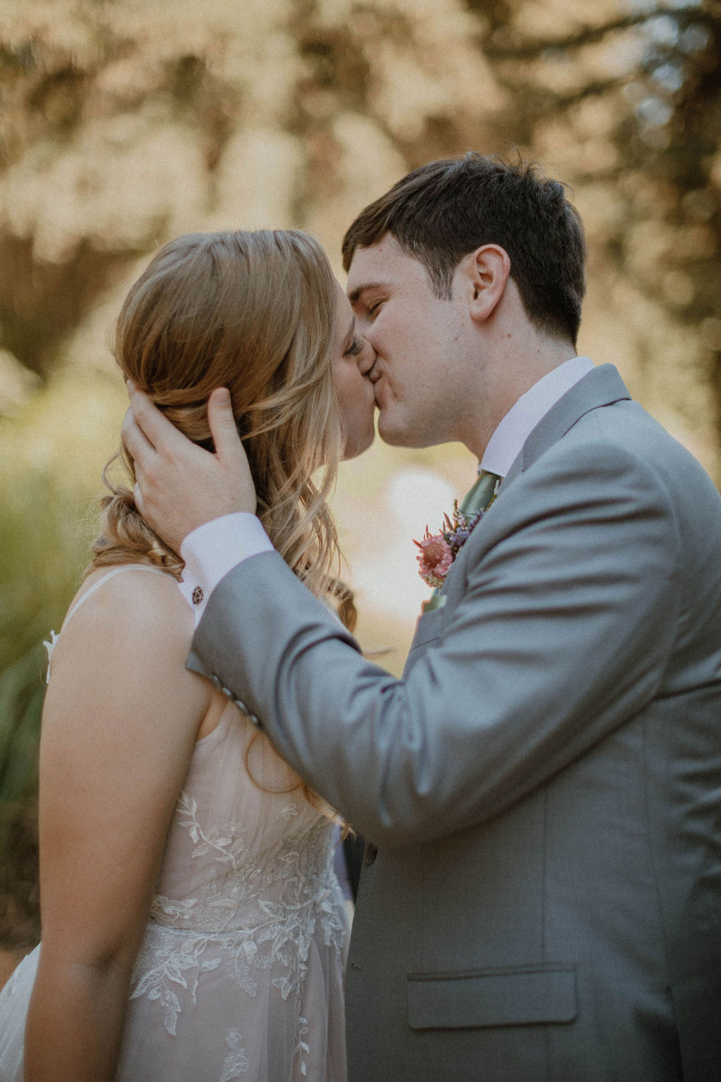 the couple kissing at their Fullerton Arboretum Wedding